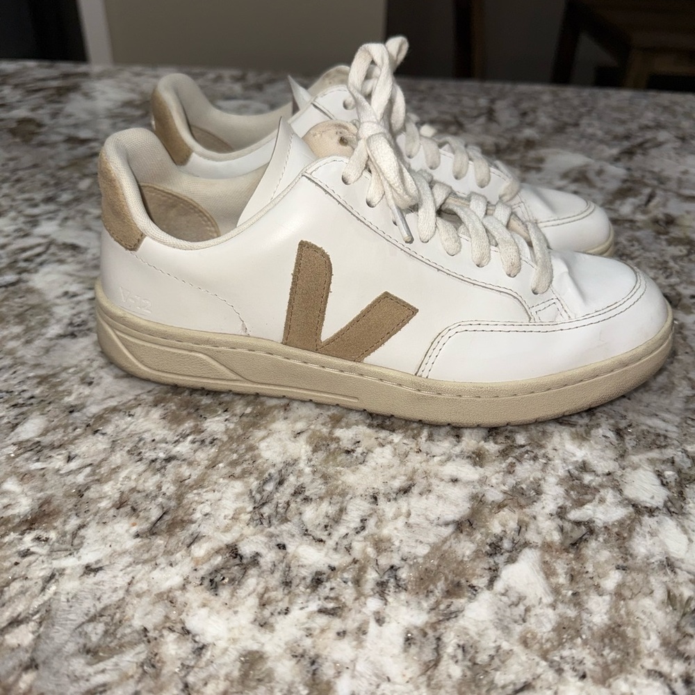 Veja Women's V-12 Size 39